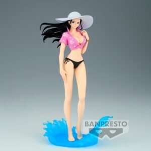 Figurine de Nico Robin, archéologue, mesurant 23 cm, vêtue d'un maillot de bain chic et d'une chemisette rose avec motifs floraux, portant un grand chapeau blanc, posant sur une base représentant une éclaboussure d'eau.