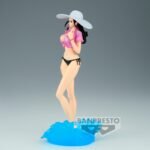 Figurine de Nico Robin, archéologue, mesurant 23 cm, vêtue d'un maillot de bain chic et d'une chemisette rose avec motifs floraux, portant un grand chapeau blanc, posant sur une base représentant une éclaboussure d'eau.