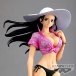 Figurine de Nico Robin, archéologue, mesurant 23 cm, vêtue d'un maillot de bain chic et d'une chemisette rose avec motifs floraux, portant un grand chapeau blanc, posant sur une base représentant une éclaboussure d'eau.