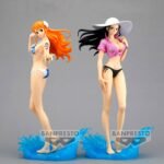 Figurine de Nico Robin, archéologue, mesurant 23 cm, vêtue d'un maillot de bain chic et d'une chemisette rose avec motifs floraux, portant un grand chapeau blanc, posant sur une base représentant une éclaboussure d'eau.