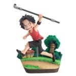 one-piece-figurine-portgas-d-ace-run-run-run-gem-series-megahouse_2 Figurine de Portgas D. Ace en PVC mesurant 12 cm, représentant le personnage en pleine course avec une pose dynamique, des détails soignés et des couleurs vives.