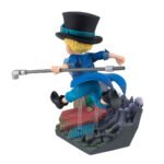 Figurine de Sabo de 13 cm en PVC, représentant le personnage avec un chapeau noir et des lunettes bleues, en pleine course avec une tenue détaillée comprenant une veste bleue, un foulard blanc et un short bleu cyan.