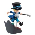 Figurine de Sabo de 13 cm en PVC, représentant le personnage avec un chapeau noir et des lunettes bleues, en pleine course avec une tenue détaillée comprenant une veste bleue, un foulard blanc et un short bleu cyan.