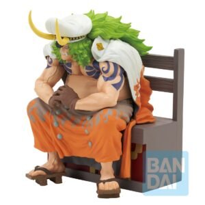 Figurine de Sasaki, membre des Tobiroppo, assis sur un banc avec un sourire confiant, ses coudes reposant sur ses genoux, réalisée en PVC/ABS avec des détails soignés.