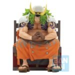 Figurine de Sasaki, membre des Tobiroppo, assis sur un banc avec un sourire confiant, ses coudes reposant sur ses genoux, réalisée en PVC/ABS avec des détails soignés.