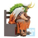 Figurine de Sasaki, membre des Tobiroppo, assis sur un banc avec un sourire confiant, ses coudes reposant sur ses genoux, réalisée en PVC/ABS avec des détails soignés.