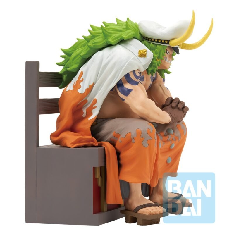 Figurine de Sasaki, membre des Tobiroppo, assis sur un banc avec un sourire confiant, ses coudes reposant sur ses genoux, réalisée en PVC/ABS avec des détails soignés.