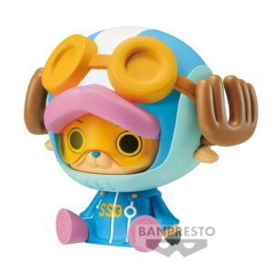 Chopper en position assise, vêtu d'une combinaison futuriste bleue et d'un casque, avec des détails soignés dans un style dynamique et engageant, fabriqué par BANPRESTO.