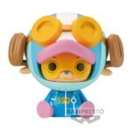 Chopper en position assise, vêtu d'une combinaison futuriste bleue et d'un casque, avec des détails soignés dans un style dynamique et engageant, fabriqué par BANPRESTO.