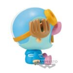 Chopper en position assise, vêtu d'une combinaison futuriste bleue et d'un casque, avec des détails soignés dans un style dynamique et engageant, fabriqué par BANPRESTO.