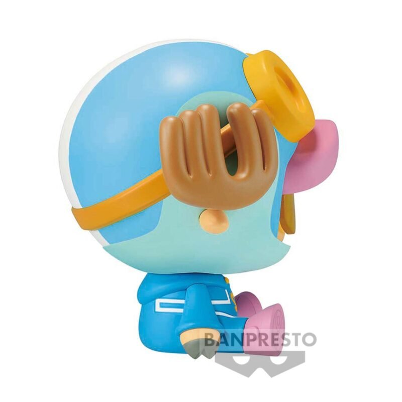 Chopper en position assise, vêtu d'une combinaison futuriste bleue et d'un casque, avec des détails soignés dans un style dynamique et engageant, fabriqué par BANPRESTO.