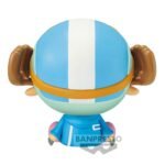 Chopper en position assise, vêtu d'une combinaison futuriste bleue et d'un casque, avec des détails soignés dans un style dynamique et engageant, fabriqué par BANPRESTO.