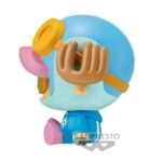 Chopper en position assise, vêtu d'une combinaison futuriste bleue et d'un casque, avec des détails soignés dans un style dynamique et engageant, fabriqué par BANPRESTO.