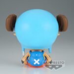 Figurine de Tony Tony Chopper assis avec un chapeau bleu clair et des bois visibles, portant un débardeur rayé jaune et blanc ainsi qu'un short rouge, fabriquée en PVC par BANPRESTO.
