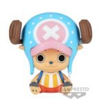 Figurine de Tony Tony Chopper assis avec un chapeau bleu clair et des bois visibles, portant un débardeur rayé jaune et blanc ainsi qu'un short rouge, fabriquée en PVC par BANPRESTO.