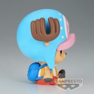 Figurine de Tony Tony Chopper assis avec un chapeau bleu clair et des bois visibles, portant un débardeur rayé jaune et blanc ainsi qu'un short rouge, fabriquée en PVC par BANPRESTO.