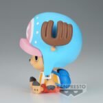 Figurine de Tony Tony Chopper assis avec un chapeau bleu clair et des bois visibles, portant un débardeur rayé jaune et blanc ainsi qu'un short rouge, fabriquée en PVC par BANPRESTO.