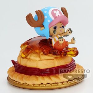 Figurine de Tony Tony Chopper, représentant le personnage glissant sur le Chapeau de Paille de Luffy transformé en pâtisserie, avec des détails soignés et un caramel dégoulinant, reposant sur une assiette décorative.