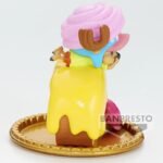 Figurine de Tony Tony Chopper allongé sur une pâtisserie avec un coulis jaune, présentant des détails minutieux inspirés de l'univers de One Piece, incluant un motif tourbillonnant et un symbole d'amour sur l'assiette.