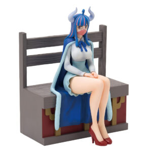 Figurine d'Ulti de One Piece, assise sur un banc avec des cheveux bleu, rose et blanc, portant un masque floral, réalisée par ICHIBANSHO.