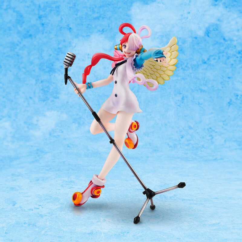 Figurine d'Uta de One Piece mesurant 23 cm, tenant un micro sur un pied, avec des cheveux blancs et roses, vêtue d'une robe élégante, affichant une pose dynamique et joyeuse. Fabriquée en PVC par MegaHouse.