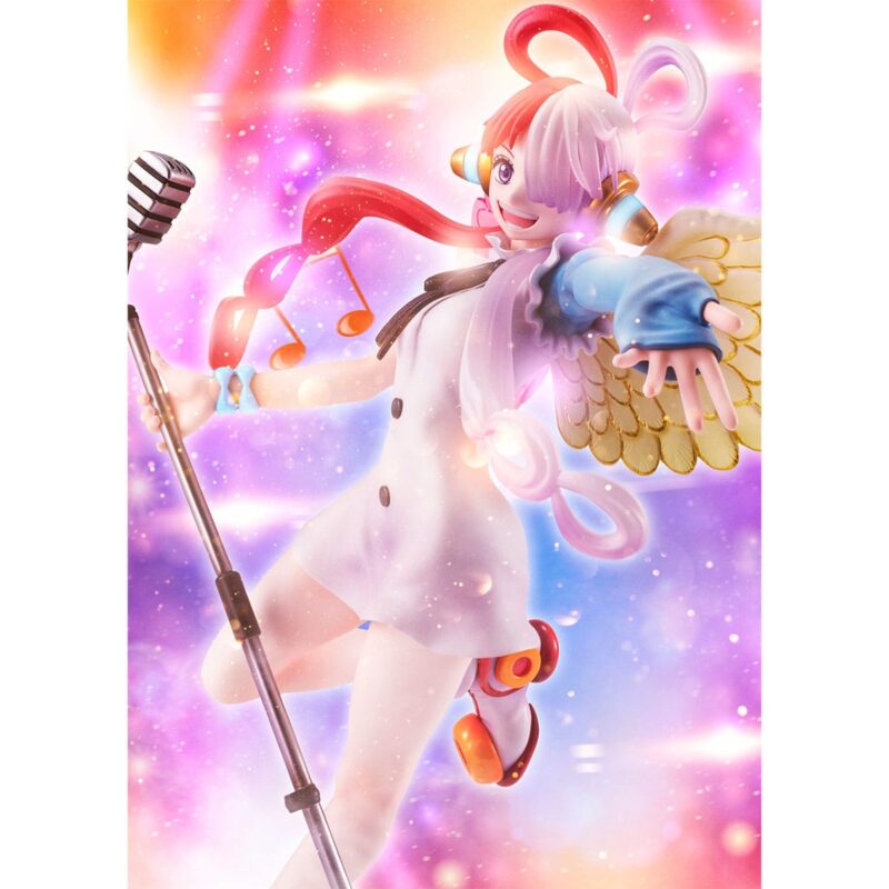 Figurine d'Uta de One Piece mesurant 23 cm, tenant un micro sur un pied, avec des cheveux blancs et roses, vêtue d'une robe élégante, affichant une pose dynamique et joyeuse. Fabriquée en PVC par MegaHouse.