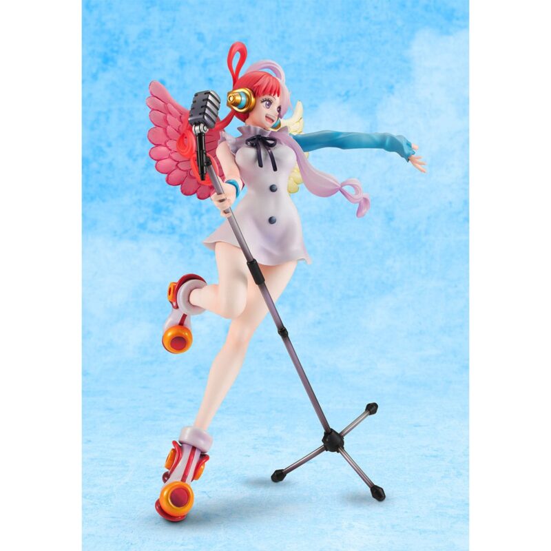 Figurine d'Uta de One Piece mesurant 23 cm, tenant un micro sur un pied, avec des cheveux blancs et roses, vêtue d'une robe élégante, affichant une pose dynamique et joyeuse. Fabriquée en PVC par MegaHouse.