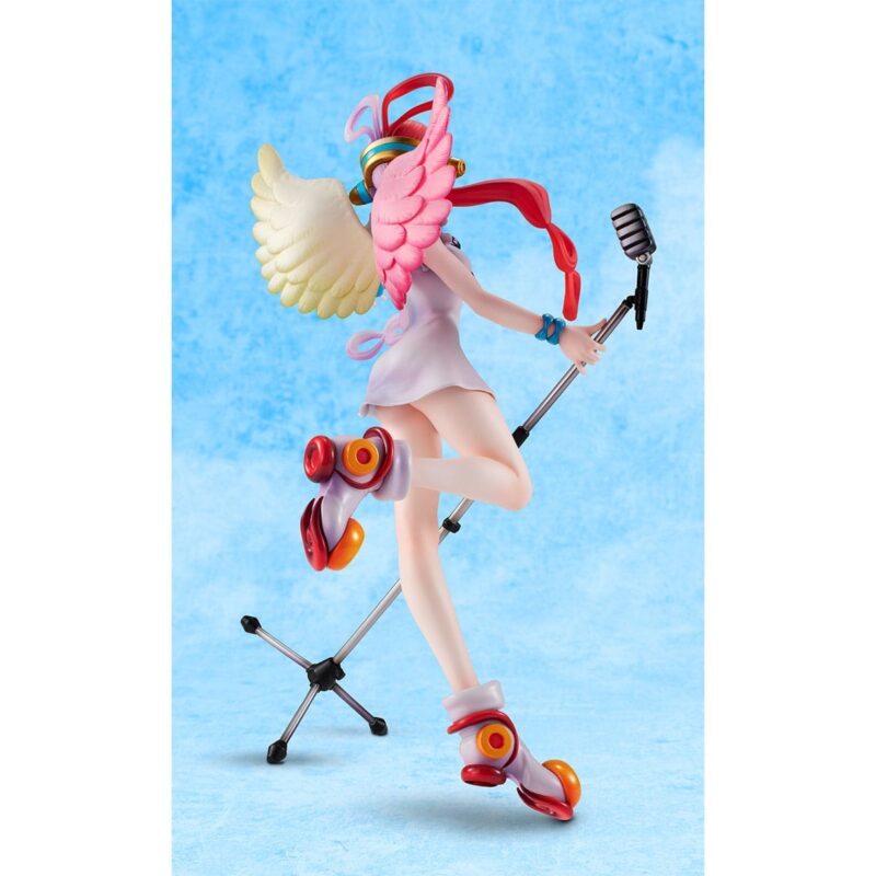 Figurine d'Uta de One Piece mesurant 23 cm, tenant un micro sur un pied, avec des cheveux blancs et roses, vêtue d'une robe élégante, affichant une pose dynamique et joyeuse. Fabriquée en PVC par MegaHouse.