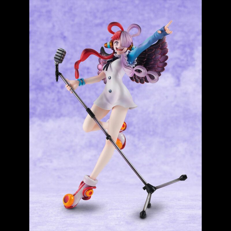 Figurine d'Uta de One Piece mesurant 23 cm, tenant un micro sur un pied, avec des cheveux blancs et roses, vêtue d'une robe élégante, affichant une pose dynamique et joyeuse. Fabriquée en PVC par MegaHouse.