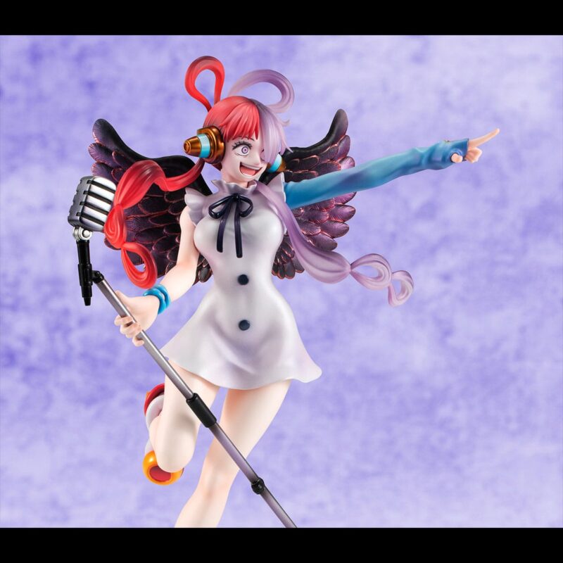 Figurine d'Uta de One Piece mesurant 23 cm, tenant un micro sur un pied, avec des cheveux blancs et roses, vêtue d'une robe élégante, affichant une pose dynamique et joyeuse. Fabriquée en PVC par MegaHouse.