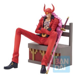 Figurine de Who's Who, personnage de One Piece, assis sur un banc avec les bras croisés, mesurant 12 cm, fabriquée en PVC/ABS, avec des détails minutieux et une finition soignée.