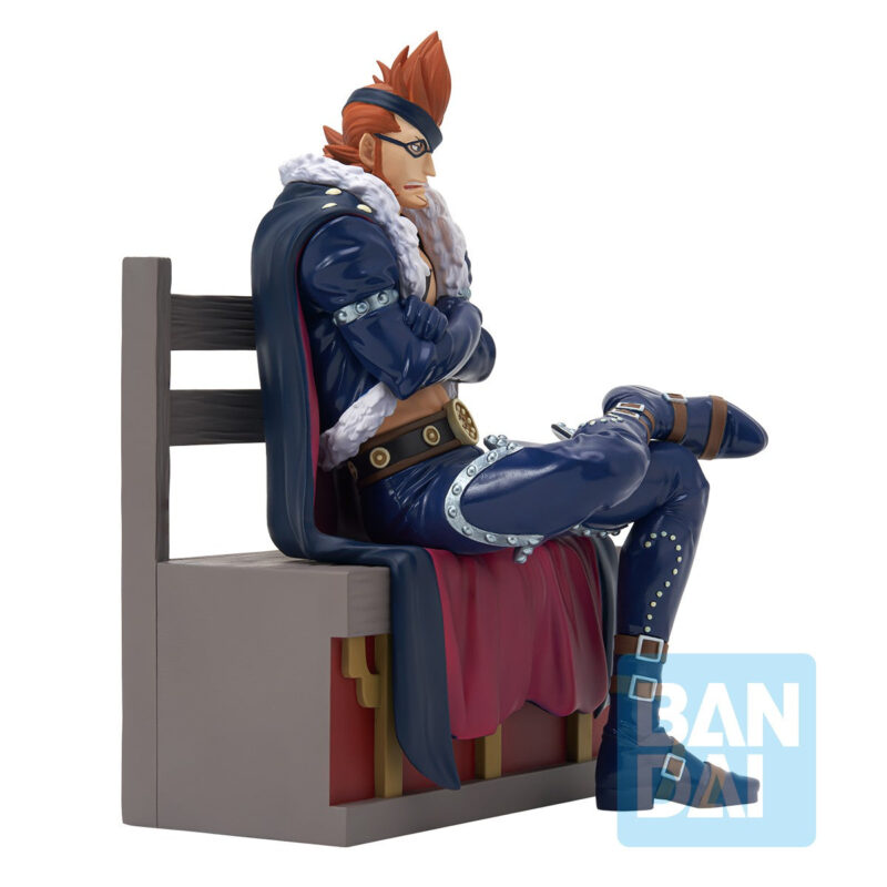 Figurine X-Drake de la collection Ichibansho, représentant un personnage assis avec les bras croisés sur un banc, affichant une expression calme et confiante, fabriquée en PVC et ABS.