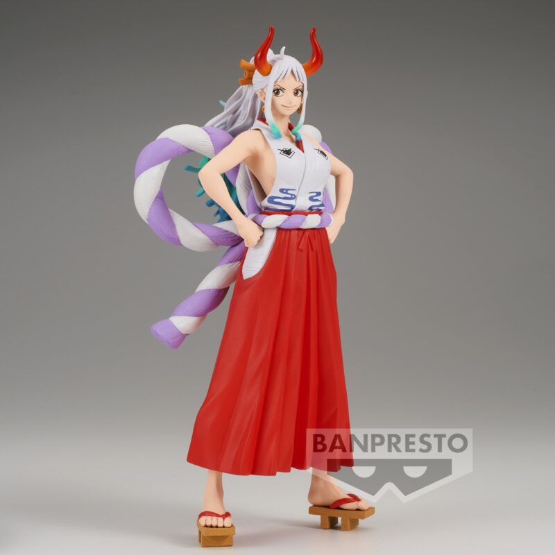 Figurine de Yamato de One Piece mesurant 22 cm, avec une pose dynamique, les mains sur les hanches, portant un kimono élégant et des sandales geta, avec des cornes et des cheveux longs aux reflets bleus-verts.