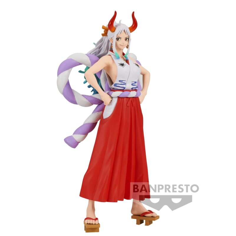 Figurine de Yamato de One Piece mesurant 22 cm, avec une pose dynamique, les mains sur les hanches, portant un kimono élégant et des sandales geta, avec des cornes et des cheveux longs aux reflets bleus-verts.
