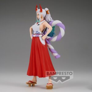 Figurine de Yamato de One Piece mesurant 22 cm, avec une pose dynamique, les mains sur les hanches, portant un kimono élégant et des sandales geta, avec des cornes et des cheveux longs aux reflets bleus-verts.