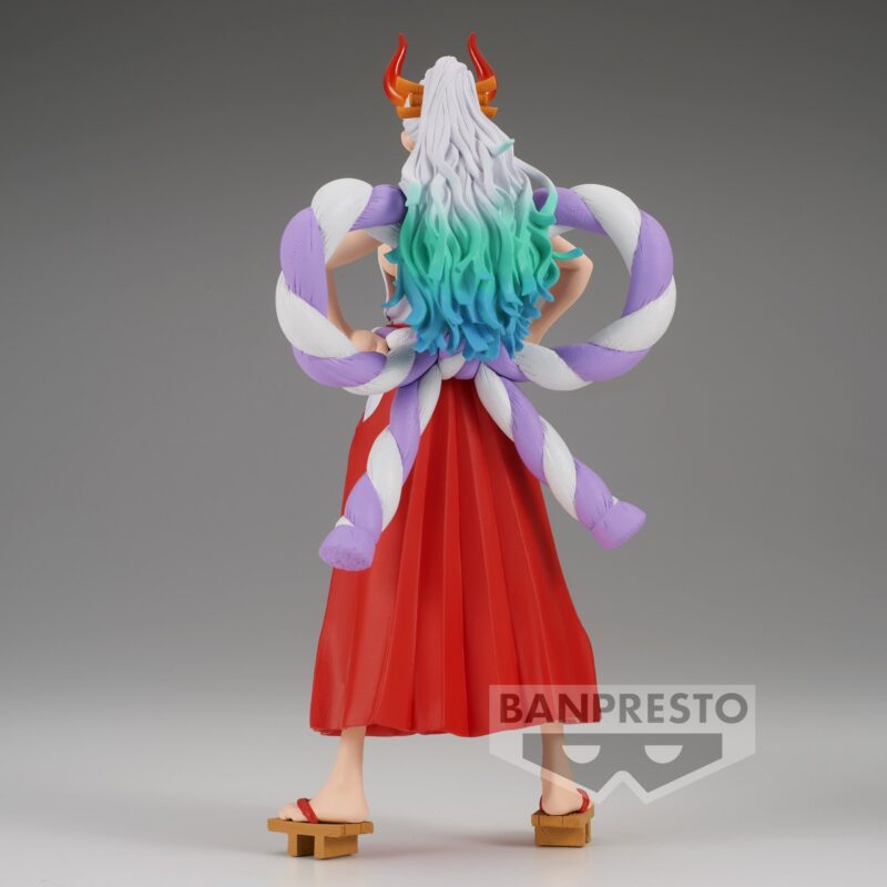 Figurine de Yamato de One Piece mesurant 22 cm, avec une pose dynamique, les mains sur les hanches, portant un kimono élégant et des sandales geta, avec des cornes et des cheveux longs aux reflets bleus-verts.