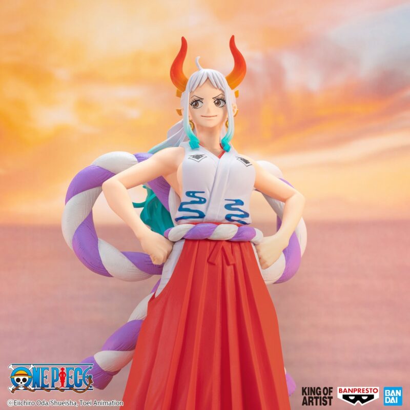 Figurine de Yamato de One Piece mesurant 22 cm, avec une pose dynamique, les mains sur les hanches, portant un kimono élégant et des sandales geta, avec des cornes et des cheveux longs aux reflets bleus-verts.