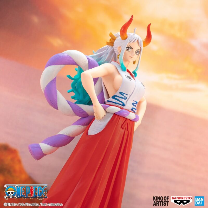 Figurine de Yamato de One Piece mesurant 22 cm, avec une pose dynamique, les mains sur les hanches, portant un kimono élégant et des sandales geta, avec des cornes et des cheveux longs aux reflets bleus-verts.