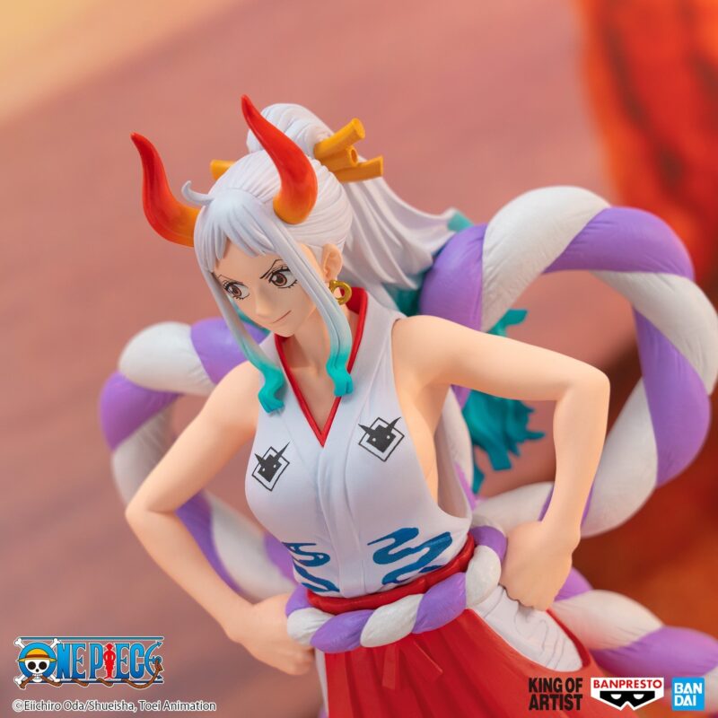 Figurine de Yamato de One Piece mesurant 22 cm, avec une pose dynamique, les mains sur les hanches, portant un kimono élégant et des sandales geta, avec des cornes et des cheveux longs aux reflets bleus-verts.
