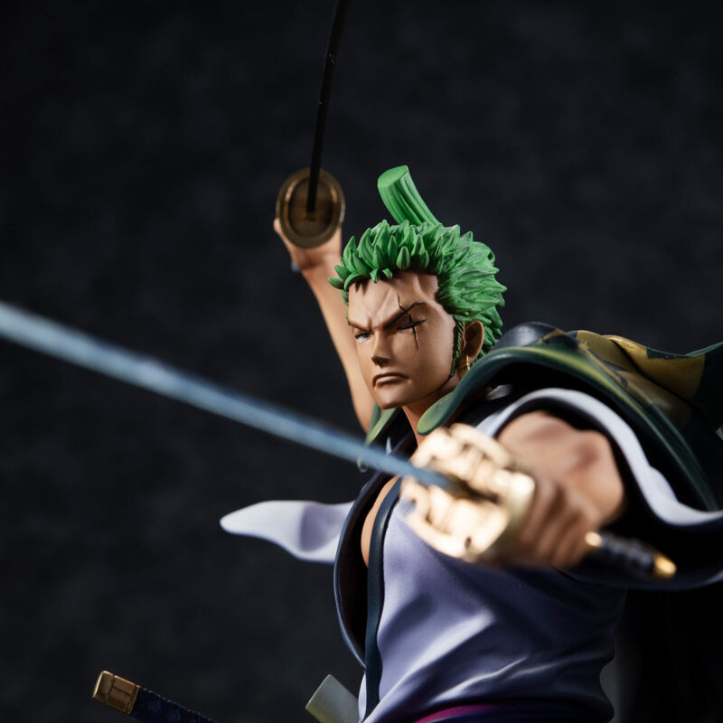 Figurine de Roronoa Zoro dans sa version Zoro Juro, représentant le personnage avec une pose dynamique, fabriquée en PVC par MEGAHOUSE, montrant des détails soignés et une finition de qualité.