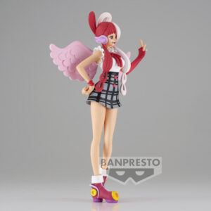 Figurine Uta de One Piece avec des cheveux longs blancs et rouge-rose, affichant un sourire éclatant et un geste de salut, accompagnée de petites ailes roses sur le dos, posée sur une base stable.