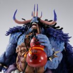 Figurine de Kaido dans sa forme hybride, mesurant 25 cm, avec cinq visages interchangeables et un kanabo, accompagnée d'une gourde à saké, fabriquée par TAMASHII NATIONS.