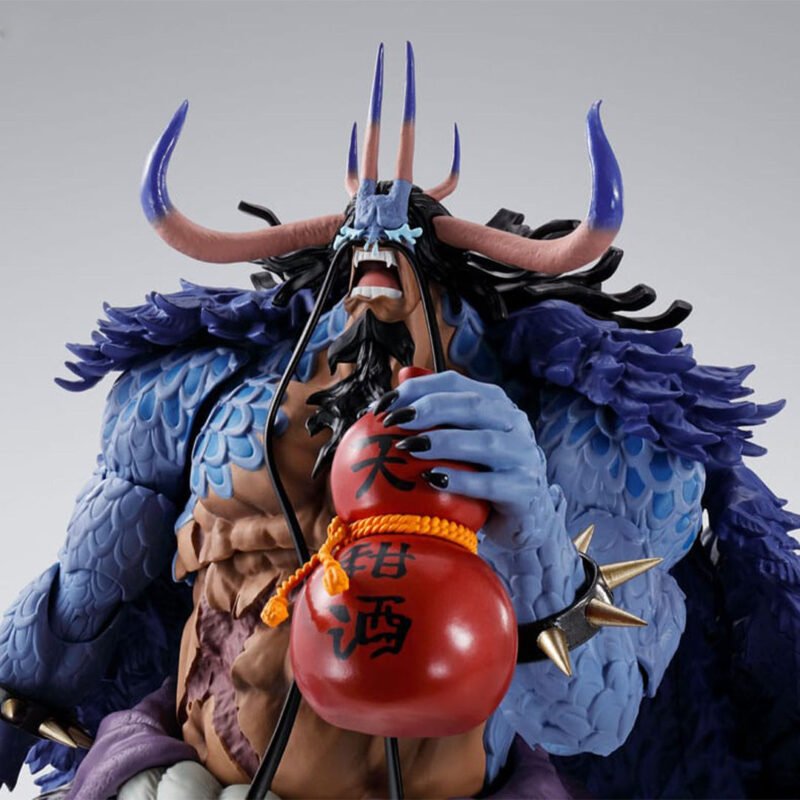 Figurine de Kaido dans sa forme hybride, mesurant 25 cm, avec cinq visages interchangeables et un kanabo, accompagnée d'une gourde à saké, fabriquée par TAMASHII NATIONS.