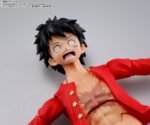 Figurine de Kaido dans sa forme hybride, mesurant 25 cm, avec cinq visages interchangeables et un kanabo, accompagnée d'une gourde à saké, fabriquée par TAMASHII NATIONS.