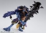 Figurine de Kaido dans sa forme hybride, mesurant 25 cm, avec cinq visages interchangeables et un kanabo, accompagnée d'une gourde à saké, fabriquée par TAMASHII NATIONS.