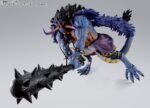 Figurine de Kaido dans sa forme hybride, mesurant 25 cm, avec cinq visages interchangeables et un kanabo, accompagnée d'une gourde à saké, fabriquée par TAMASHII NATIONS.