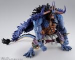 Figurine de Kaido dans sa forme hybride, mesurant 25 cm, avec cinq visages interchangeables et un kanabo, accompagnée d'une gourde à saké, fabriquée par TAMASHII NATIONS.