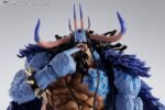 Figurine de Kaido dans sa forme hybride, mesurant 25 cm, avec cinq visages interchangeables et un kanabo, accompagnée d'une gourde à saké, fabriquée par TAMASHII NATIONS.
