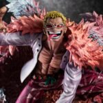 Figurine de Doflamingo portant un manteau en plumes roses et des lunettes de soleil en forme de tête de flamant rose, avec une pose dynamique et des détails colorés, fabriquée par MegaHouse.