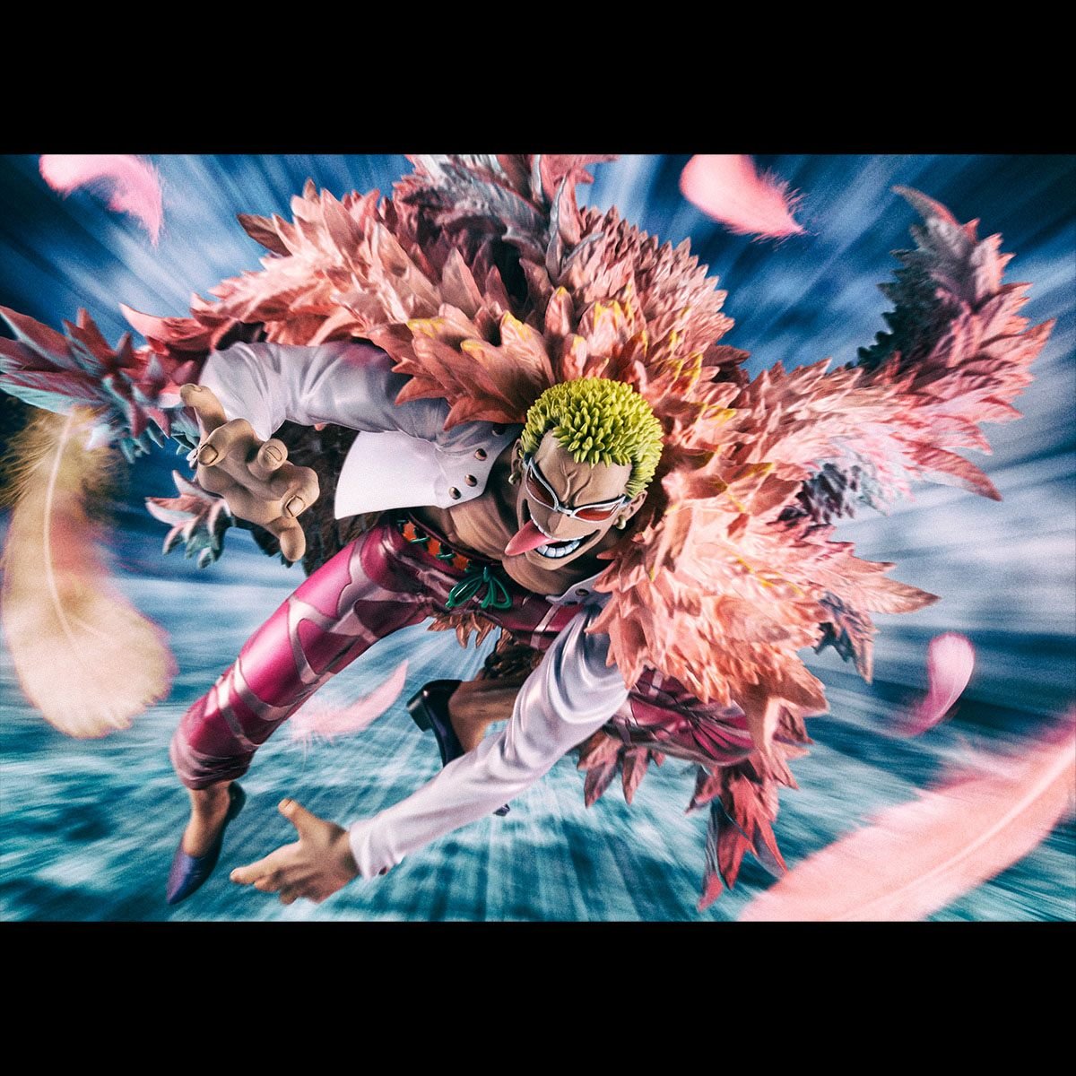Figurine de Doflamingo portant un manteau en plumes roses et des lunettes de soleil en forme de tête de flamant rose, avec une pose dynamique et des détails colorés, fabriquée par MegaHouse.
